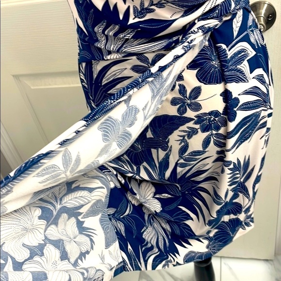 Chaps Floral Navy and White Fitted Dress Gathered Twist at Hip Boat Neck Size M - Picture 5 of 9